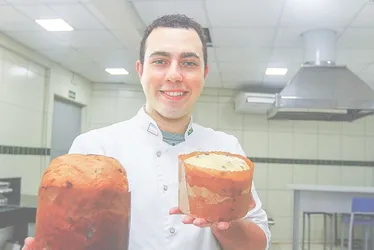 Imagem ilustrativa da imagem Chef ensina como preparar panetone de chocolate