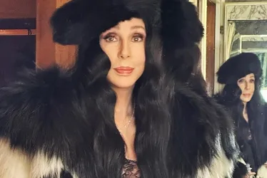 Imagem ilustrativa da imagem Cher afirma que ex-marido, Sonny Bono, considerou matá-la em quarto de hotel