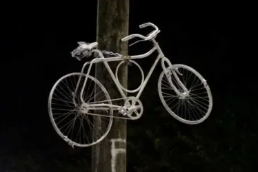 Imagem ilustrativa da imagem Ciclistas protestam e instalam "Bikes Fantasma" em locais de acidentes fatais