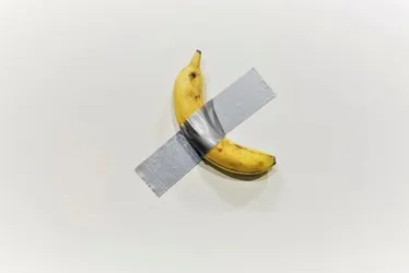 Imagem ilustrativa da imagem Como uma banana com fita adesiva se valorizou a ponto de ser vendida por R$ 8,7 mi