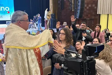 Imagem ilustrativa da imagem Corações unidos em Fátima: peregrinos encontram esperança nos braços de Maria