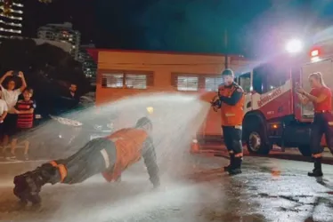 Imagem ilustrativa da imagem Coronel dos Bombeiros leva 'banho de mangueira' ao se despedir da corporação
