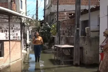 Imagem ilustrativa da imagem Crianças e idosos obrigados a andar em esgoto a céu aberto na Imbiribeira