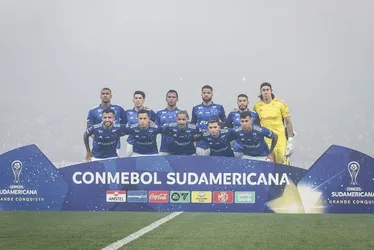 Imagem ilustrativa da imagem Cruzeiro e Racing decidem título da Sul-Americana em duelo histórico