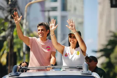 Imagem ilustrativa da imagem Daniel Coelho realiza carreata de 20 km no Recife no último dia de campanha