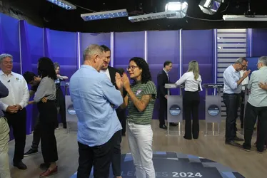 Imagem ilustrativa da imagem Debate da TV Tribuna: chegada com trio elétrico e clima cordial nos bastidores