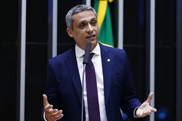 Imagem ilustrativa da imagem Deputado Gustavo Gayer é alvo de buscas da PF sob suspeita de desvio de verba