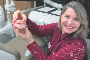 Imagem ilustrativa da imagem Empréstimo e até 13º salário para pagar implante dentário