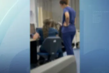 Imagem ilustrativa da imagem Enfermeiras são flagradas fazendo 'babyliss' em horário de expediente
