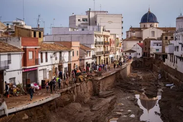 Imagem ilustrativa da imagem Espanha conta 205 mortos, mais do que o RS, e ainda busca desaparecidos
