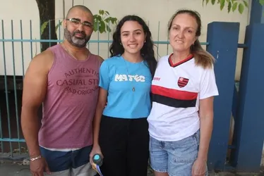 Imagem ilustrativa da imagem Famílias dão apoio emocional aos filhos no Enem
