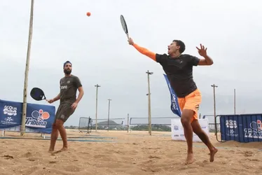Imagem ilustrativa da imagem Feras fazem final emocionante no Tribuna Open de Beach Tennis