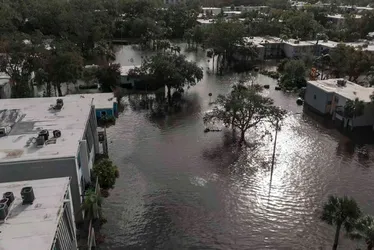Imagem ilustrativa da imagem Furacão causa destruição na Flórida, deixa 14 mortos e 3 milhões sem luz