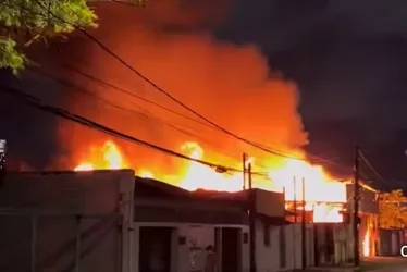 Imagem ilustrativa da imagem Galpão de artigos de bambu pega fogo em Afogados, Recife