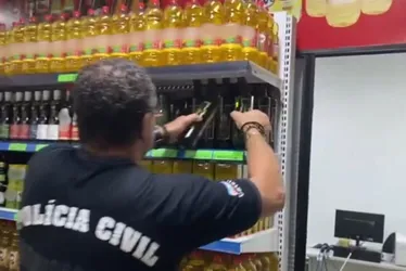 Imagem ilustrativa da imagem Garrafas de azeite e caixas de sabão em pó falsificados são apreendidos no ES
