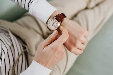 Imagem ilustrativa da imagem Geração Z troca o smartwatch pelo relógio analógico; entenda a tendência