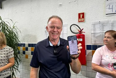Imagem ilustrativa da imagem Governador Renato Casagrande vota em Vitória