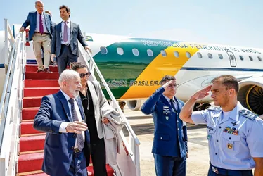 Imagem ilustrativa da imagem Governo discute compra de novo avião após falha deixar Lula voando em círculos