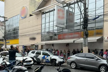 Imagem ilustrativa da imagem Homens são baleados em shopping e atirador morre após perseguição na Rodovia do Sol