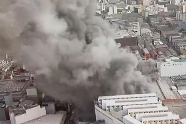 Imagem ilustrativa da imagem Incêndio de grandes proporções atinge shopping de compras na região do Brás, em SP