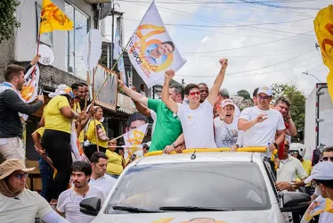Imagem ilustrativa da imagem João Campos percorre 15 bairros no último dia de campanha no Recife
