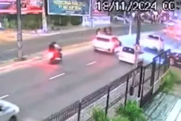 Imagem ilustrativa da imagem Jovem faz selfie pendurada em janela de carro, cai e morre atropelada