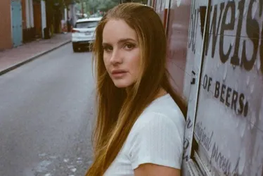 Imagem ilustrativa da imagem Lana Del Rey se casa em pântano com guia turístico de jacarés