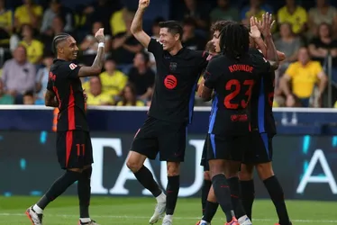 Imagem ilustrativa da imagem Lewandowski e Raphinha marcam duas vezes, Barcelona goleia e segue líder Espanhol