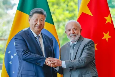 Imagem ilustrativa da imagem Lula ganha pedaço da Lua de Xi Jinping em jantar no Itamaraty