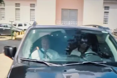 Imagem ilustrativa da imagem Mãe de Deolane Bezerra deixa prisão em meio a aplausos de fãs após decisão Judicial