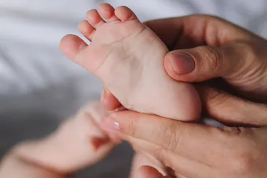 Imagem ilustrativa da imagem Mãe é presa por dar remédios a filha de 2 meses para ela parar de chorar
