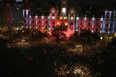 Imagem ilustrativa da imagem Milhares protestam contra governo regional conservador após inundações na Espanha