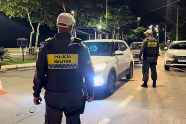 Imagem ilustrativa da imagem Motorista de 70 anos joga carro contra policiais e foge de blitz em Vitória