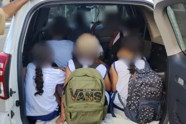 Imagem ilustrativa da imagem Motorista é flagrado levando 9 crianças em carro de passeio em Vitória