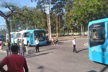 Imagem ilustrativa da imagem Motoristas de ônibus fazem protesto e fecham acessos ao Terminal de Carapina