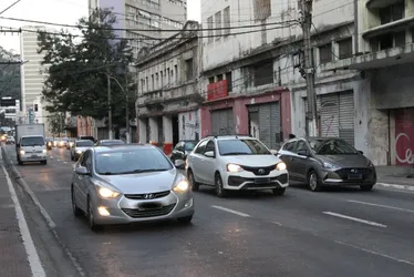 Imagem ilustrativa da imagem Motoristas multados por dirigir e ver vídeos ao mesmo tempo