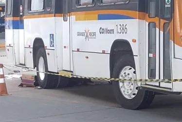 Imagem ilustrativa da imagem Mulher morre atropelada por ônibus no Terminal Integrado de Abreu e Lima