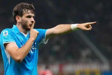 Imagem ilustrativa da imagem Napoli bate o Milan no San Siro e abre sete pontos de frente no Campeonato Italiano