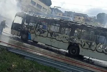 Imagem ilustrativa da imagem Ônibus são incendiados e policiamento é reforçado em Vitória e Viana