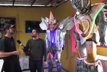 Imagem ilustrativa da imagem Palhaço transforma lixo em robô e faz sucesso em festas