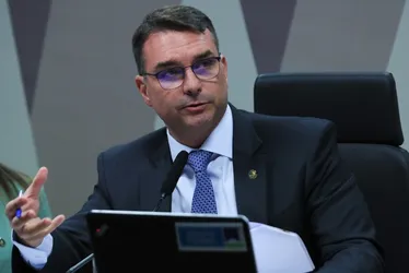 Imagem ilustrativa da imagem Pensar em matar não é crime, diz Flávio Bolsonaro sobre plano contra Lula