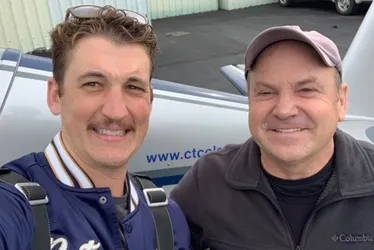 Imagem ilustrativa da imagem Piloto que treinou atores de 'Top Gun: Maverick' morre após queda de avião em show