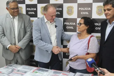 Imagem ilustrativa da imagem Polícia devolve aos donos 324 celulares roubados na Grande Vitória
