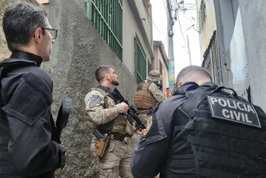 Imagem ilustrativa da imagem Polícia faz operação com helicóptero para prender integrantes de facção de Vitória