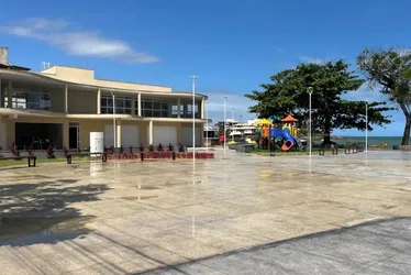 Imagem ilustrativa da imagem Praça com 4 restaurantes e loja de artesanato em Iriri