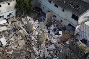 Imagem ilustrativa da imagem Prédio desaba em Maceió após explosão e deixa 3 pessoas mortas
