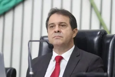 Imagem ilustrativa da imagem Prefeito eleito de Fortaleza tem queda de pressão após discursar