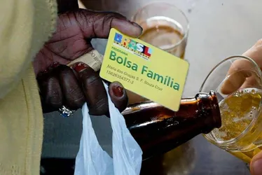 Imagem ilustrativa da imagem Proposta para vetar compra de bebida e cigarro com Bolsa Família