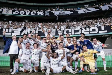 Imagem ilustrativa da imagem Santos supera o Coritiba e retorna à Série A após 340 dias