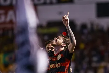 Imagem ilustrativa da imagem Sport vence Ponte Preta por 4 a 0 e mantém sonho de subir à Série A
